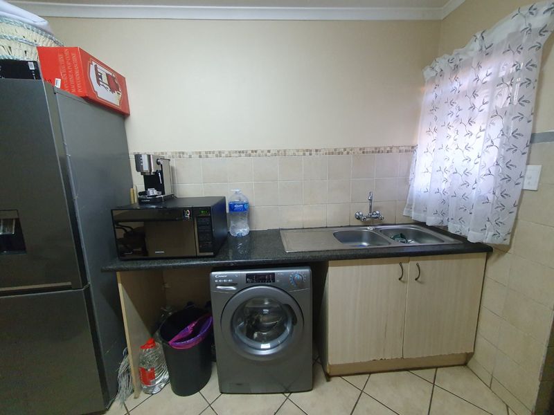 NEAT  2 BED APARTMENT FOR SALE IN THE SOUGHT AFTER 21 ZAMBEZI  ESTATE - Photo 8