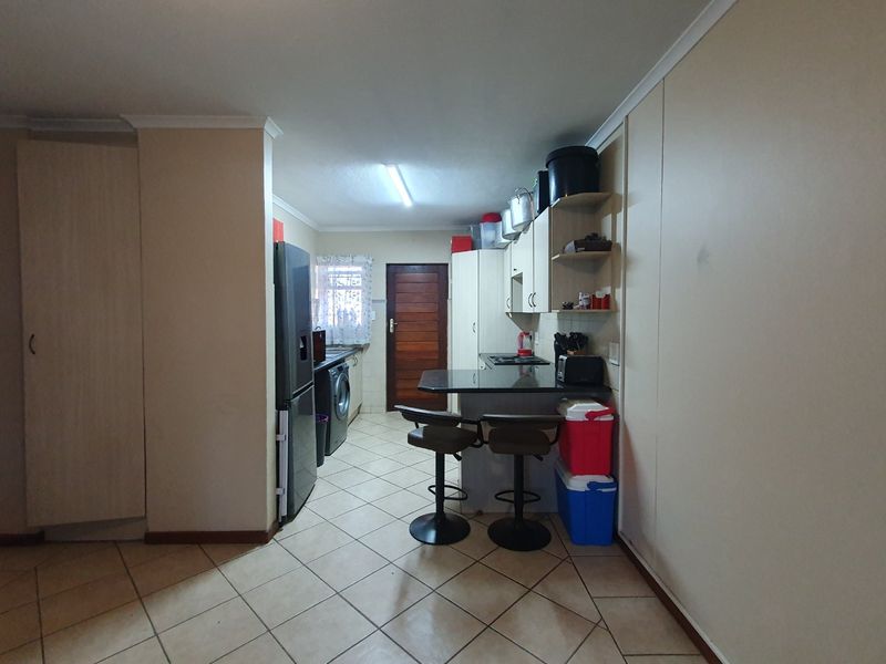 NEAT  2 BED APARTMENT FOR SALE IN THE SOUGHT AFTER 21 ZAMBEZI  ESTATE - Photo 7