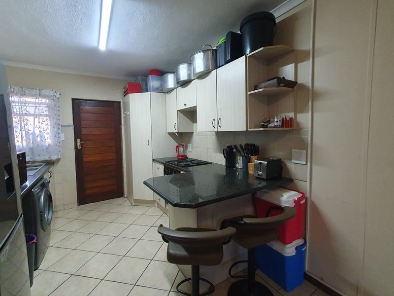 NEAT  2 BED APARTMENT FOR SALE IN THE SOUGHT AFTER 21 ZAMBEZI  ESTATE - Photo 6