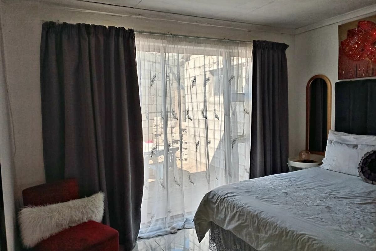 2 Bedroom House for Sale in Motherwell NU 8  - Photo 2