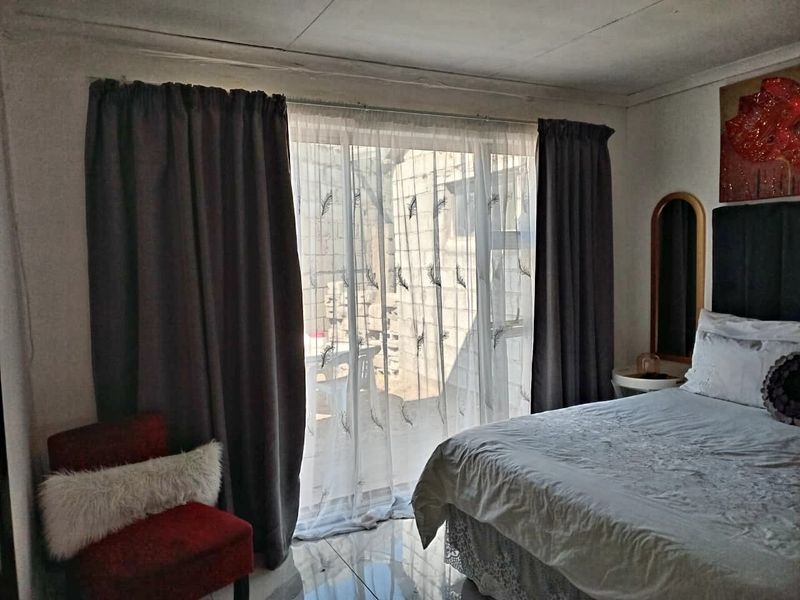 2 Bedroom House for Sale in Motherwell NU 8  - Photo 2