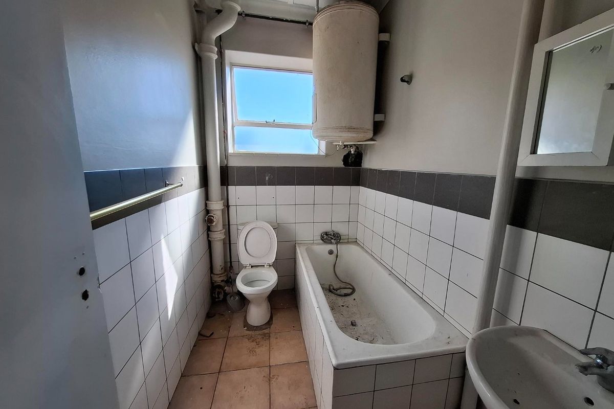 1 Large Bed Renovated Sunnyside - Photo 2