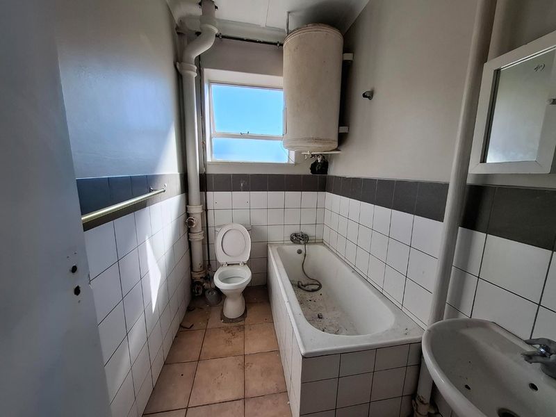 1 Large Bed Renovated Sunnyside - Photo 2