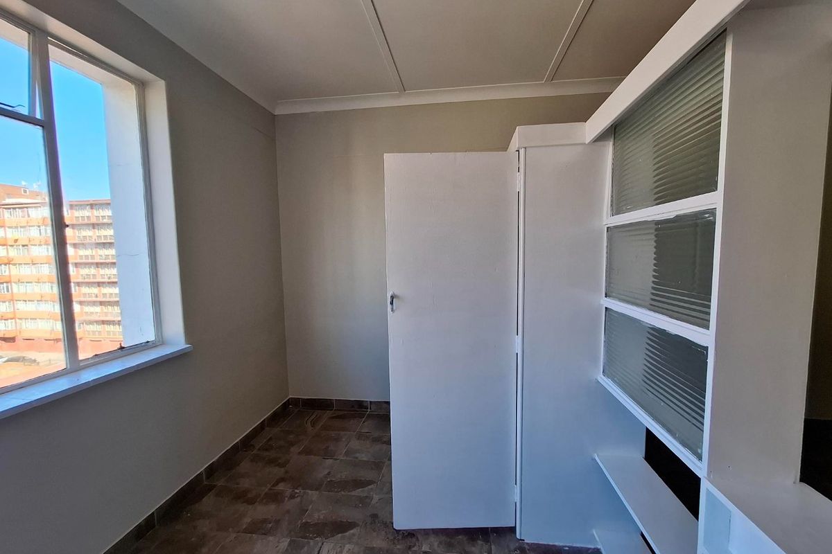 1 Large Bed Renovated Sunnyside - Photo 5