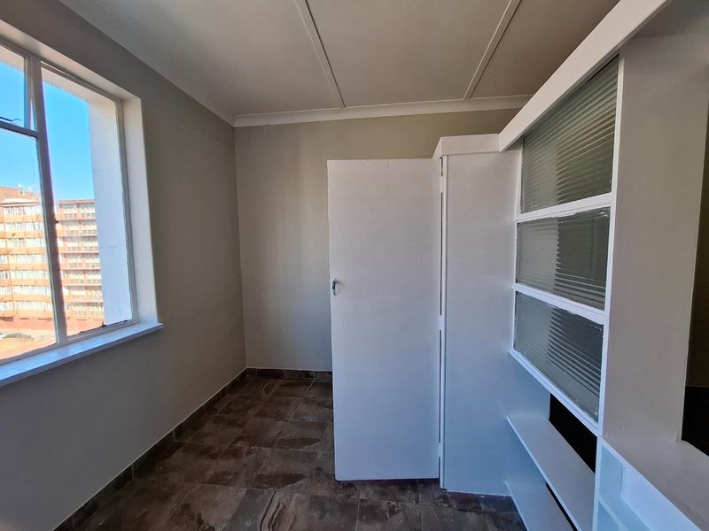 1 Large Bed Renovated Sunnyside - Photo 5