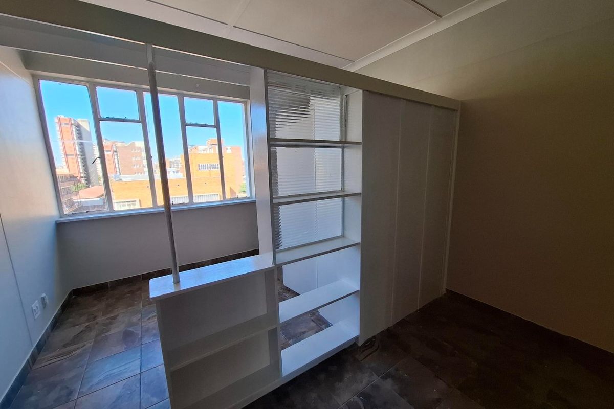 1 Large Bed Renovated Sunnyside - Photo 3