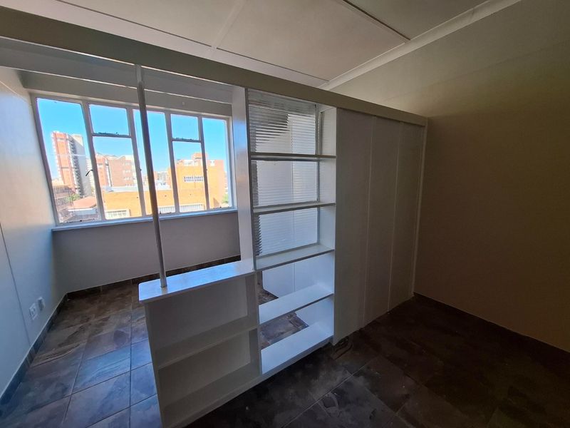 1 Large Bed Renovated Sunnyside - Photo 3