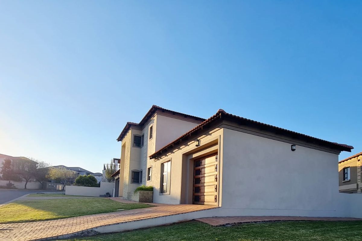 Refined Luxury Living – Blue Valley Golf Estate - Photo 3