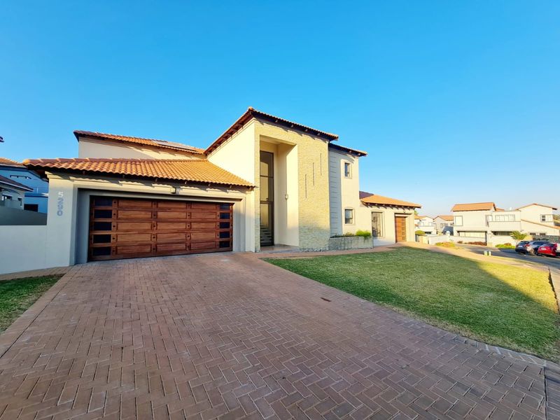 Refined Luxury Living – Blue Valley Golf Estate - Photo 4