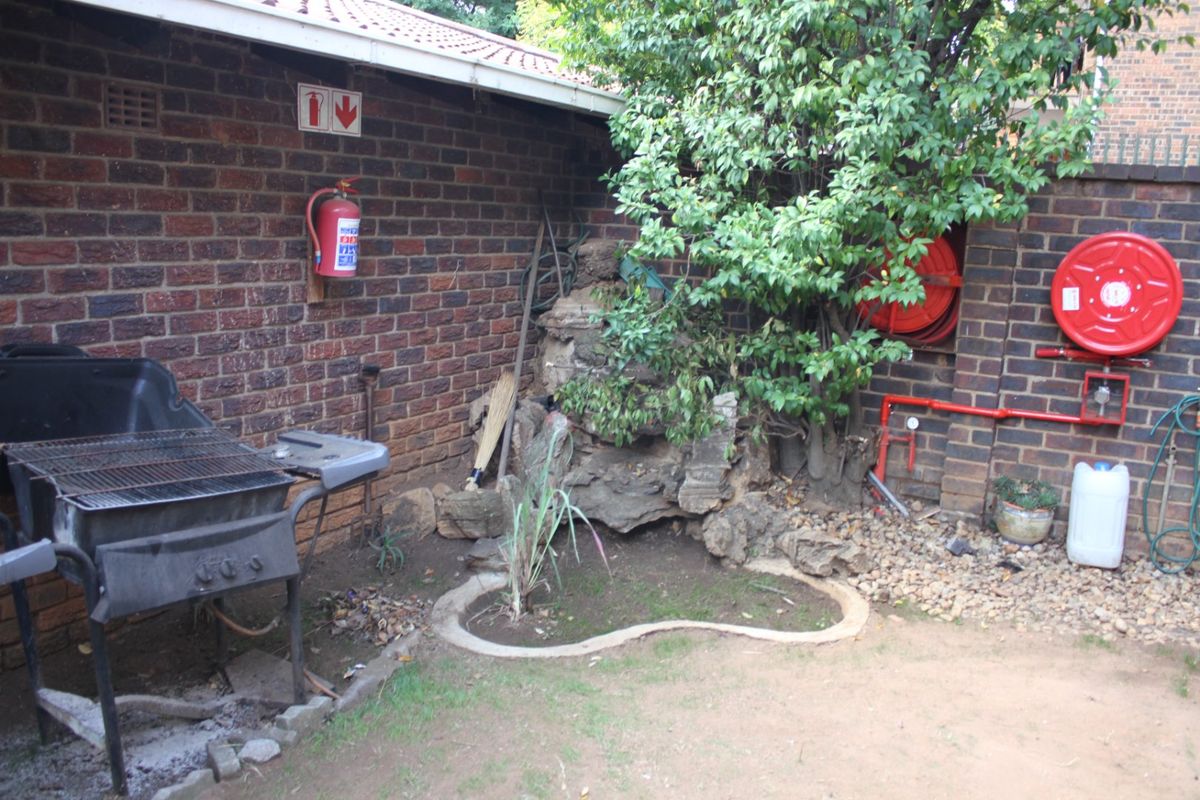 Share Block For Sale - Ideal Investment Opportunity - 4 Units in a Secure Complex - Photo 5