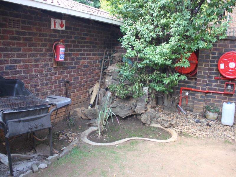 Share Block For Sale - Ideal Investment Opportunity - 4 Units in a Secure Complex - Photo 5