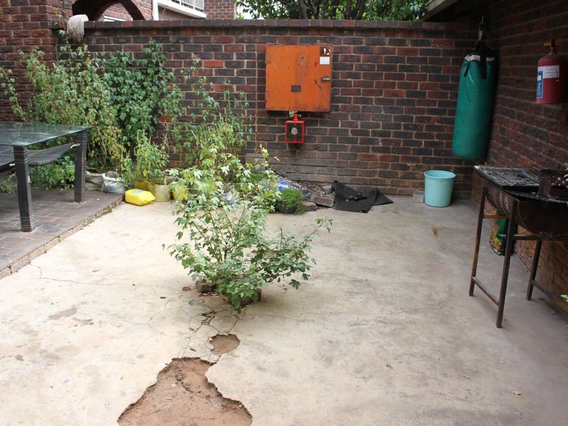 Share Block For Sale - Ideal Investment Opportunity - 4 Units in a Secure Complex - Photo 10