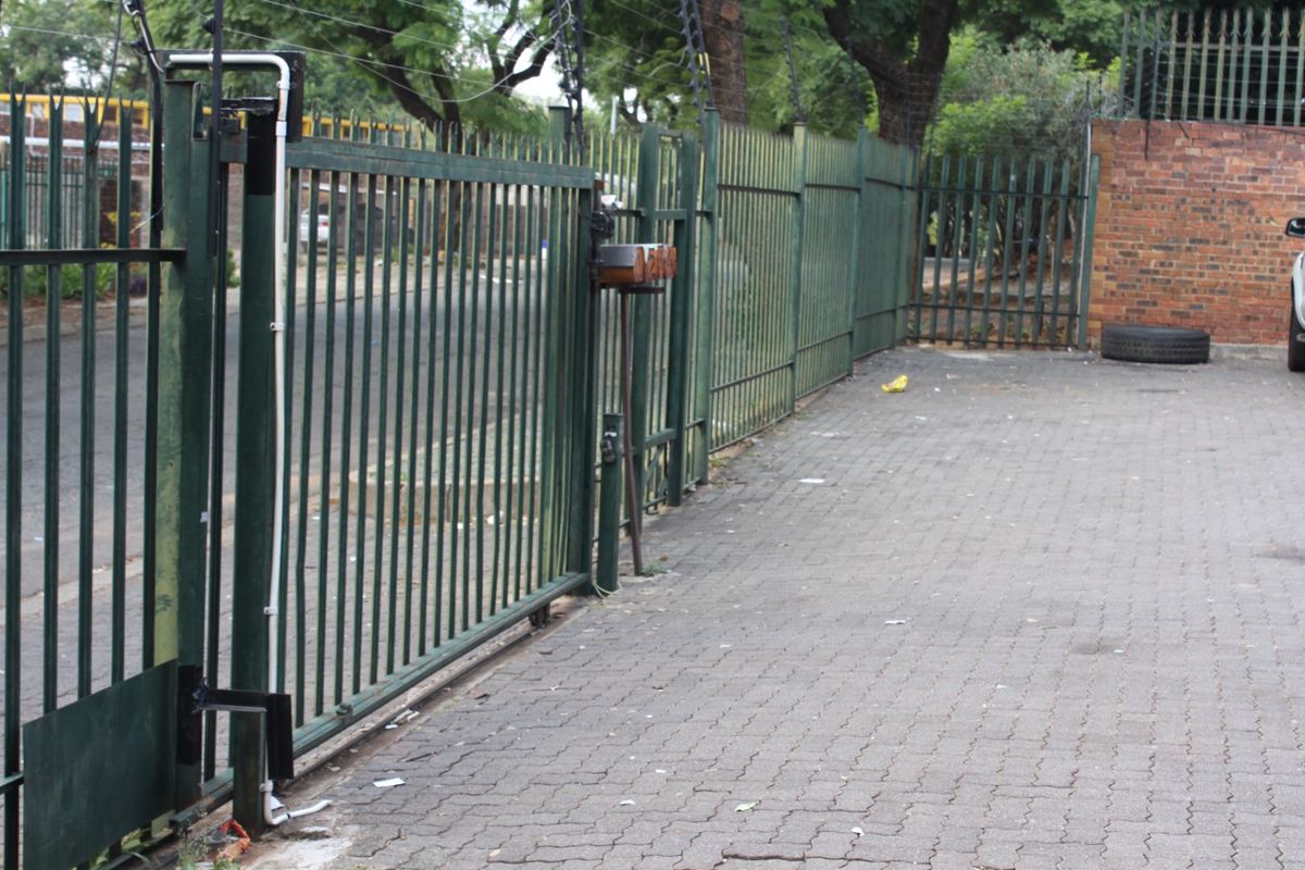 Share Block For Sale - Ideal Investment Opportunity - 4 Units in a Secure Complex - Photo 2