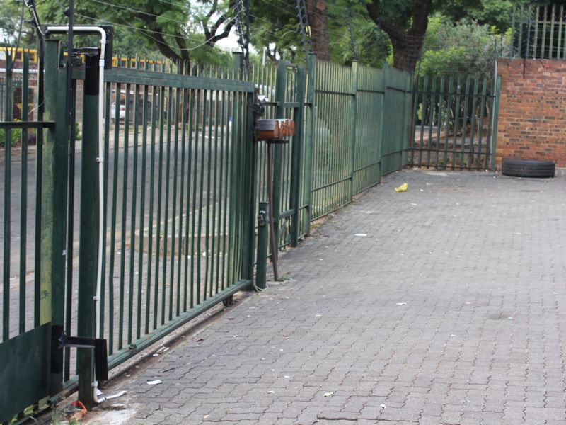 Share Block For Sale - Ideal Investment Opportunity - 4 Units in a Secure Complex - Photo 2