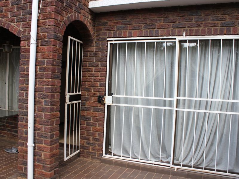 Share Block For Sale - Ideal Investment Opportunity - 4 Units in a Secure Complex - Photo 6