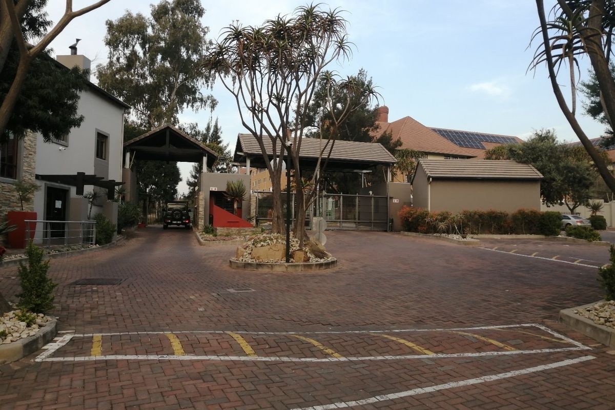 Sunninghill Secure Sanctuary: 1-Bed, 1-Bath Gem with Futuristic Security! - Photo 4
