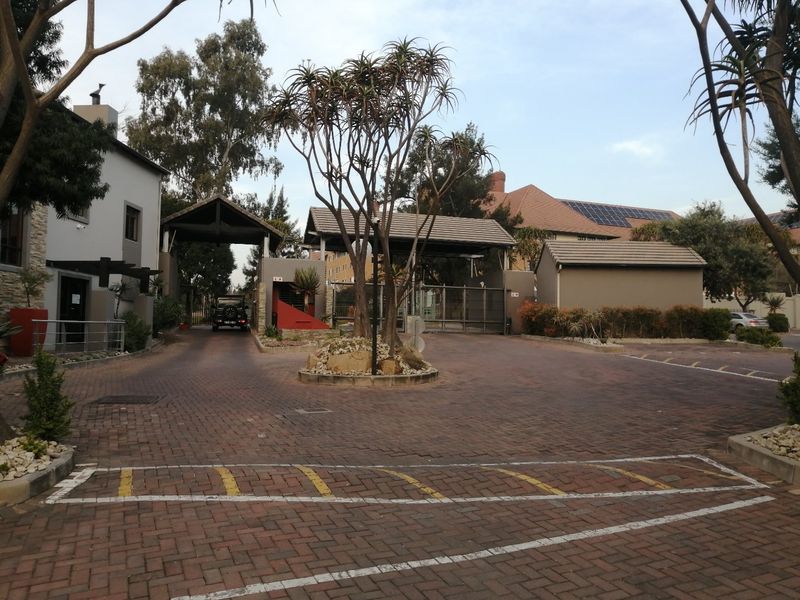 Sunninghill Secure Sanctuary: 1-Bed, 1-Bath Gem with Futuristic Security! - Photo 4