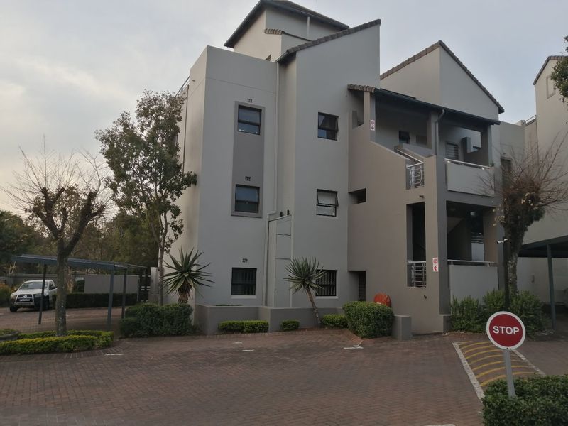 Sunninghill Secure Sanctuary: 1-Bed, 1-Bath Gem with Futuristic Security! - Photo 2