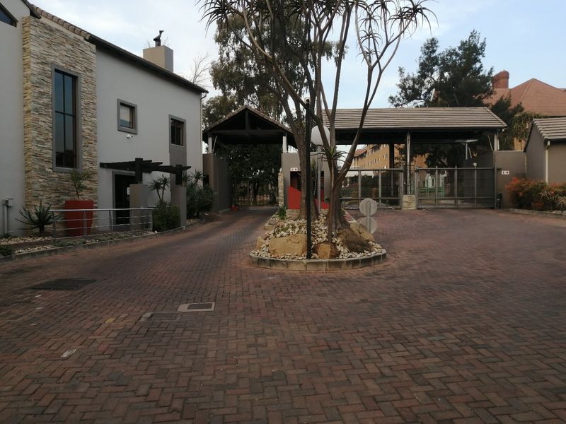 Sunninghill Secure Sanctuary: 1-Bed, 1-Bath Gem with Futuristic Security! - Photo 3