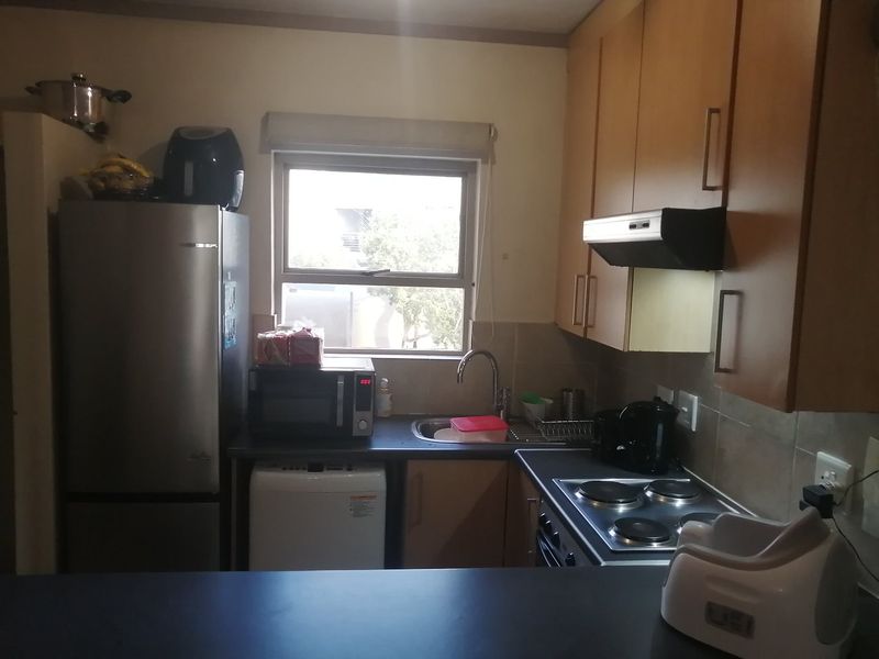 Sunninghill Secure Sanctuary: 1-Bed, 1-Bath Gem with Futuristic Security! - Photo 9