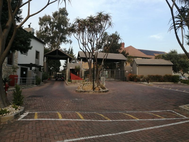 Sunninghill Secure Sanctuary: 1-Bed, 1-Bath Gem with Futuristic Security! - Photo 6