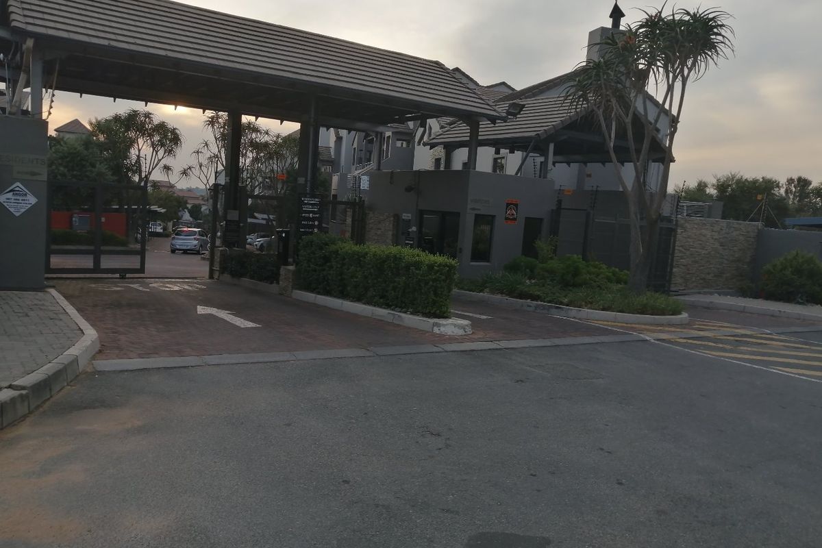 Sunninghill Secure Sanctuary: 1-Bed, 1-Bath Gem with Futuristic Security! - Photo 5