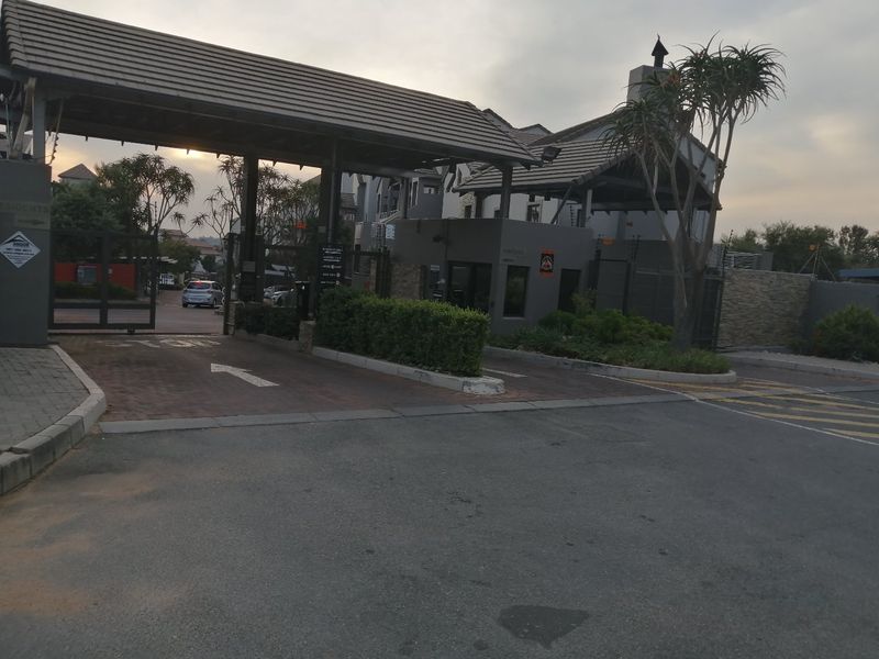 Sunninghill Secure Sanctuary: 1-Bed, 1-Bath Gem with Futuristic Security! - Photo 5