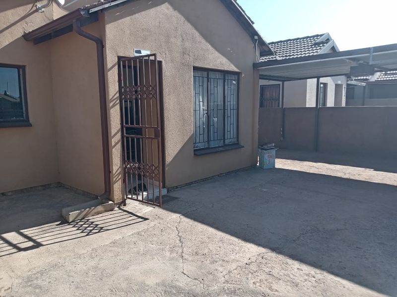 3 bedroom stand alone house Soshanguve Soshanguve VV - Photo 2