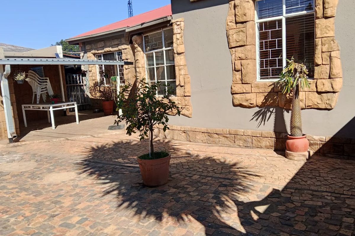 Business & Lifestyle Opportunity | Dual-Dwelling Property with Business Rights for Sale - Photo 5