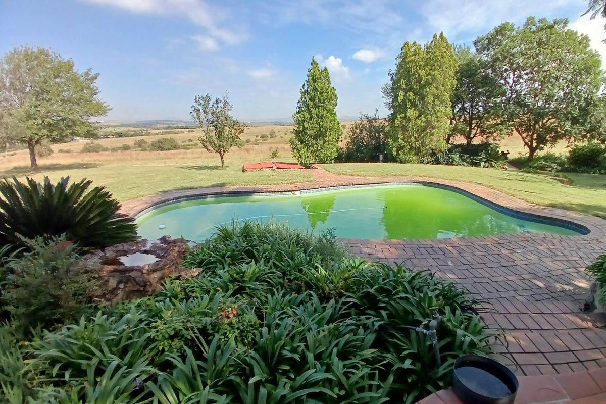 Beautiful serene viewsite with 2 houses, 2 cottages and more - Photo 2