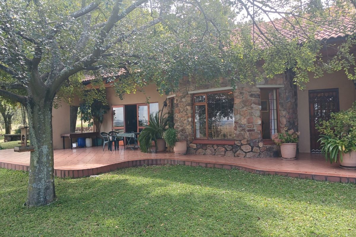 Beautiful serene viewsite with 2 houses, 2 cottages and more - Photo 5