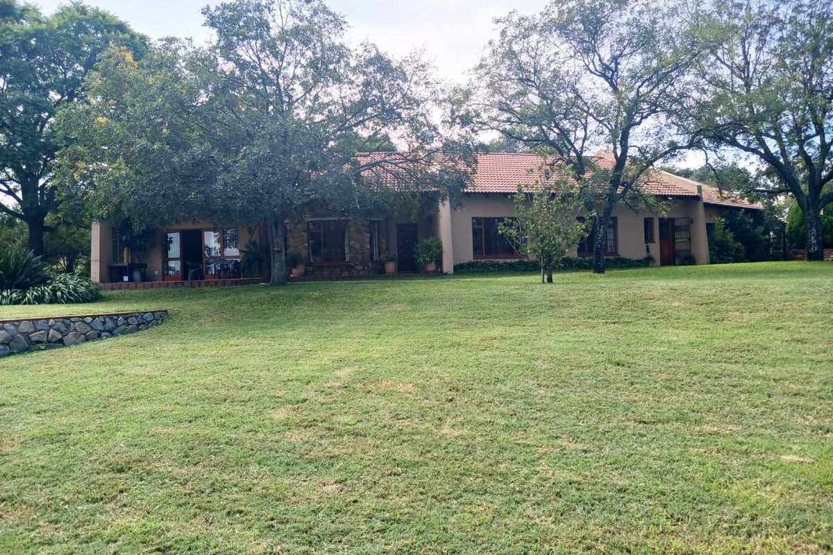 Beautiful serene viewsite with 2 houses, 2 cottages and more - Photo 4