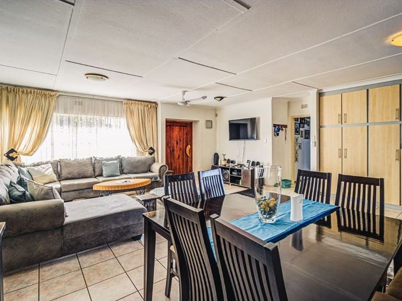 Spacious Four-Bedroom Home with Separate Granny Flat - Photo 2