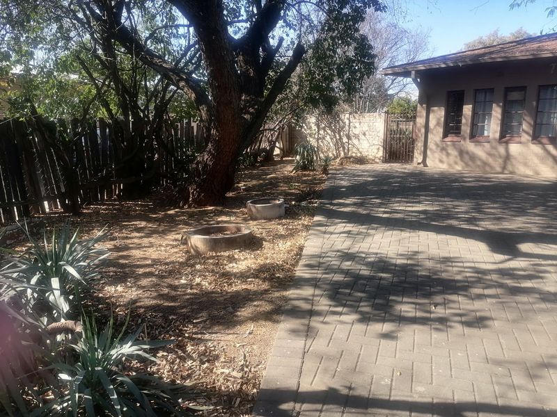 Lovely, neat 3 Bedroom family home for sale in Wilgehof, Bloemfontein  - Photo 4