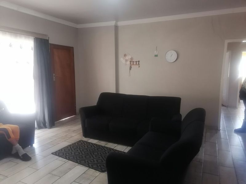 Lovely, neat 3 Bedroom family home for sale in Wilgehof, Bloemfontein  - Photo 6