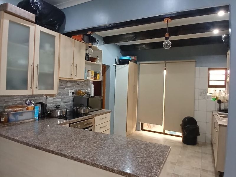 Charming 3-Bedroom Family Home for Sale in Heideveld - Photo 5