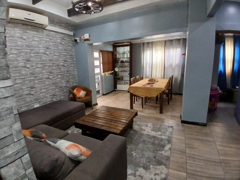 Charming 3-Bedroom Family Home for Sale in Heideveld - Photo 2