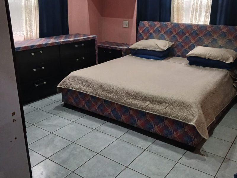 Charming 3-Bedroom Family Home for Sale in Heideveld - Photo 10