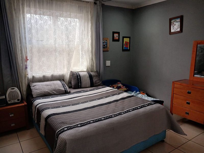 Charming 3-Bedroom Family Home for Sale in Heideveld - Photo 9