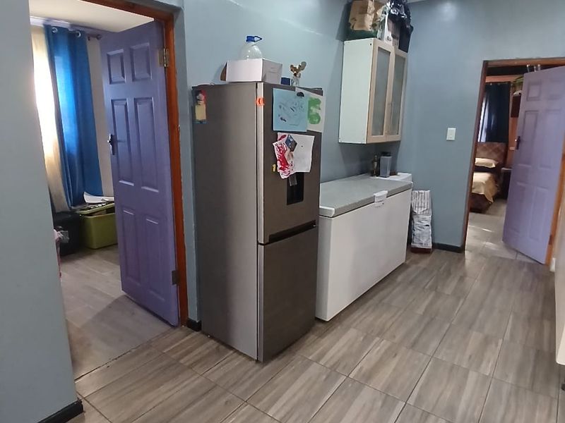 Charming 3-Bedroom Family Home for Sale in Heideveld - Photo 4