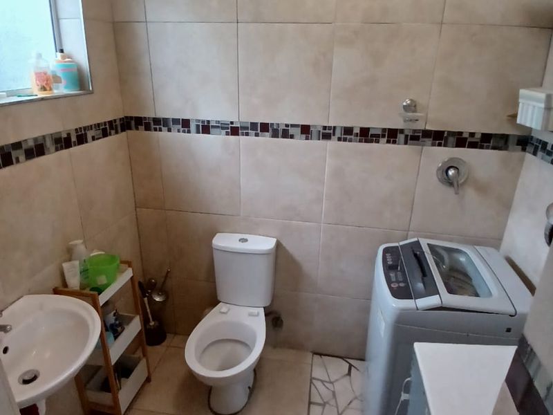 Charming 3-Bedroom Family Home for Sale in Heideveld - Photo 7