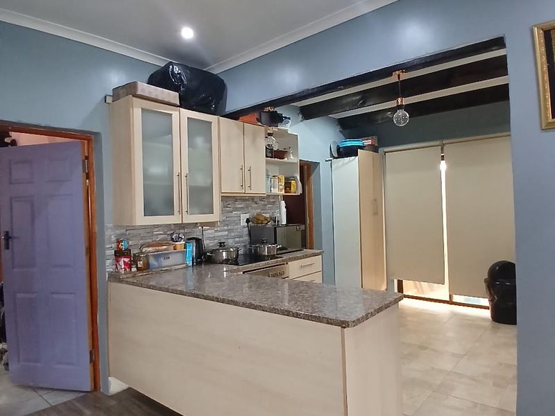 Charming 3-Bedroom Family Home for Sale in Heideveld - Photo 6