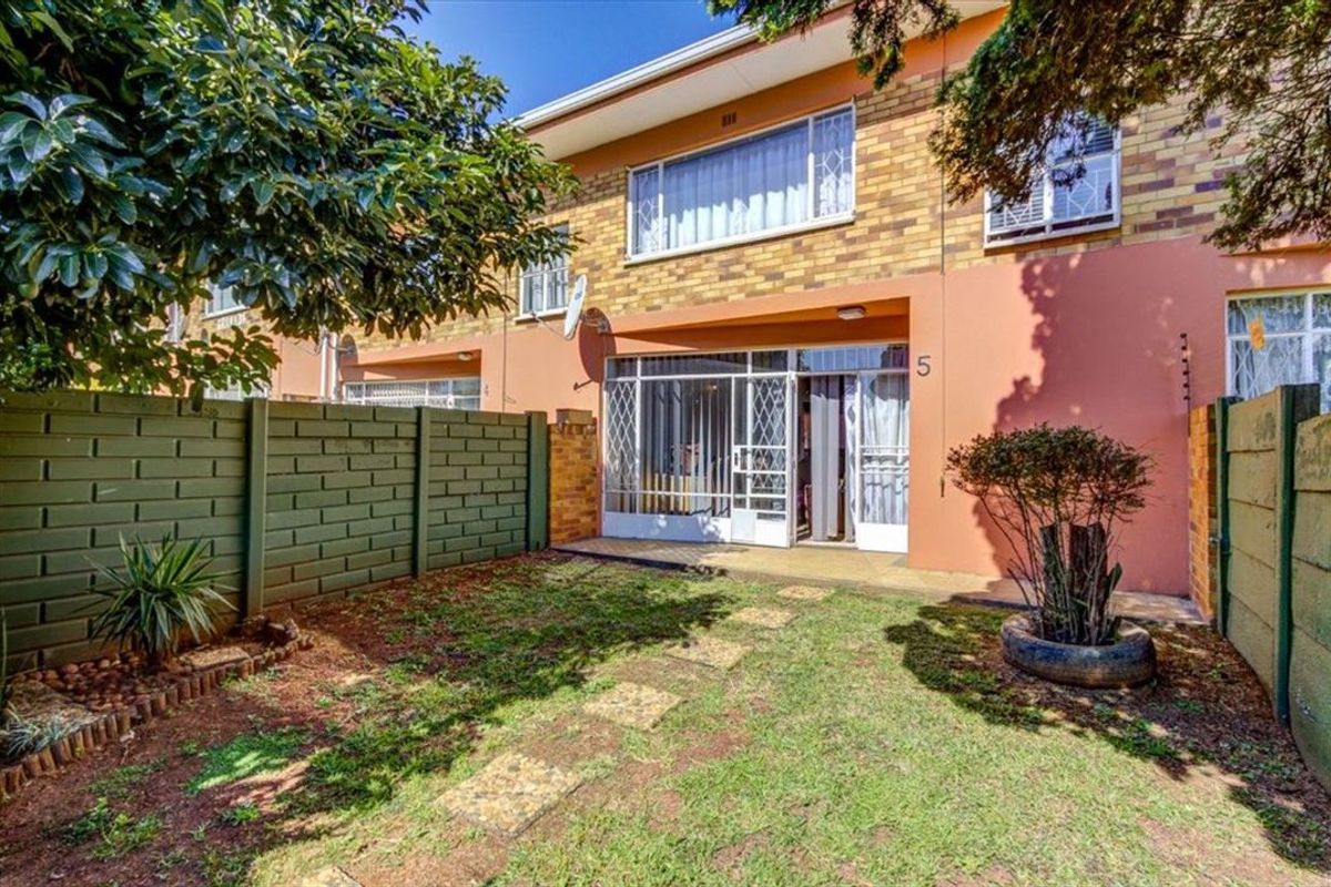 Charming Two-Bedroom Home with Garage and Pantry - Photo 3