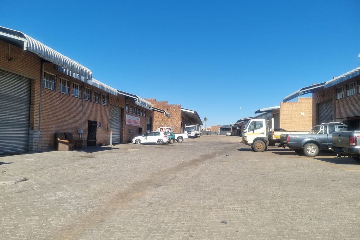 PRIME INDUSTRIAL WAREHOUSE AVAILABLE IMMEDIATLY  - Photo 3