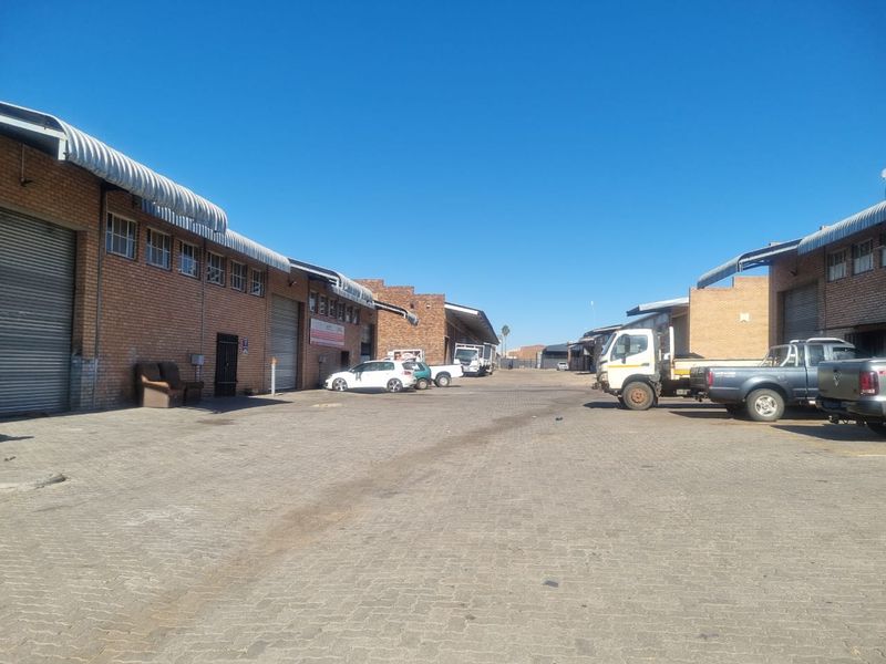 PRIME INDUSTRIAL WAREHOUSE AVAILABLE IMMEDIATLY  - Photo 3