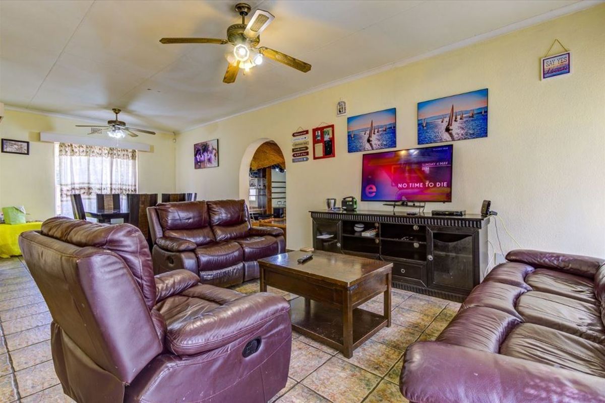 Spacious Family Home with Study and Double Garage - Photo 2