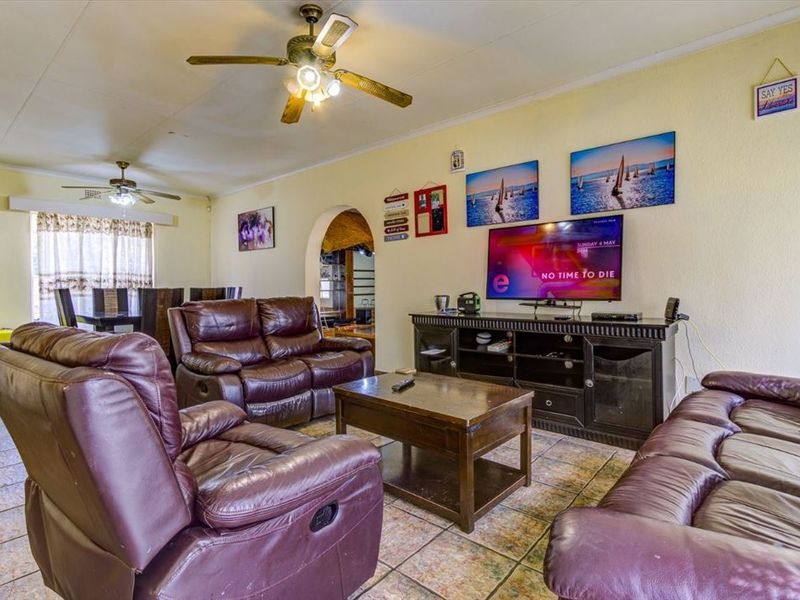 Spacious Family Home with Study and Double Garage - Photo 2