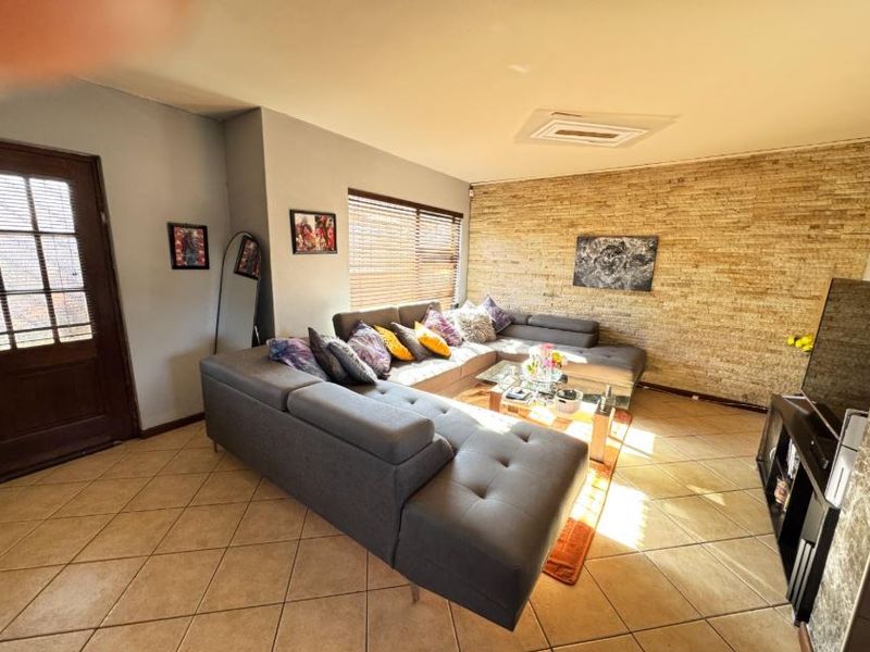 Welcome to Comfort, Style, and Security – A Modern Pet-Friendly Duplex Just Minutes from Eden Glen and Edenvale! - Photo 4