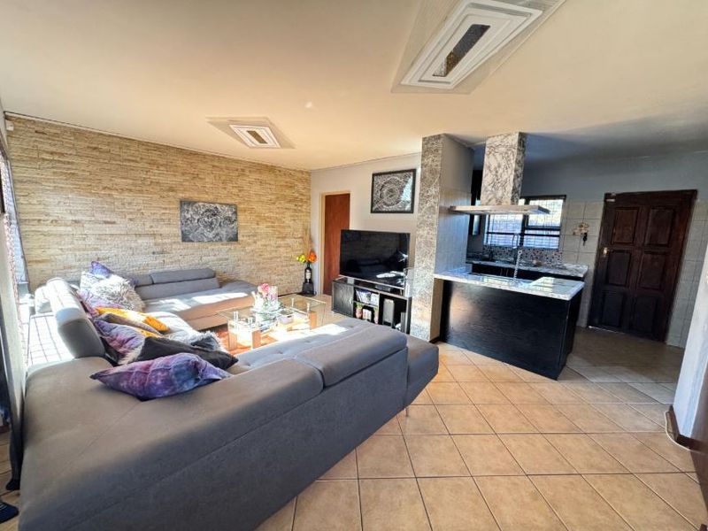 Welcome to Comfort, Style, and Security – A Modern Pet-Friendly Duplex Just Minutes from Eden Glen and Edenvale! - Photo 5