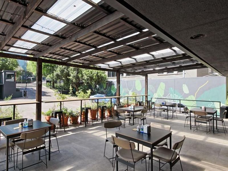 Fully Furnished Modern Studio Apartment In Sandton - Stay, Work & Experience! - Photo 2